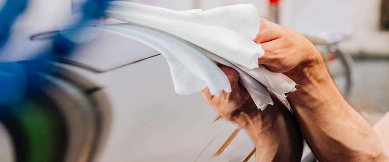 Polishing the surface of a roll